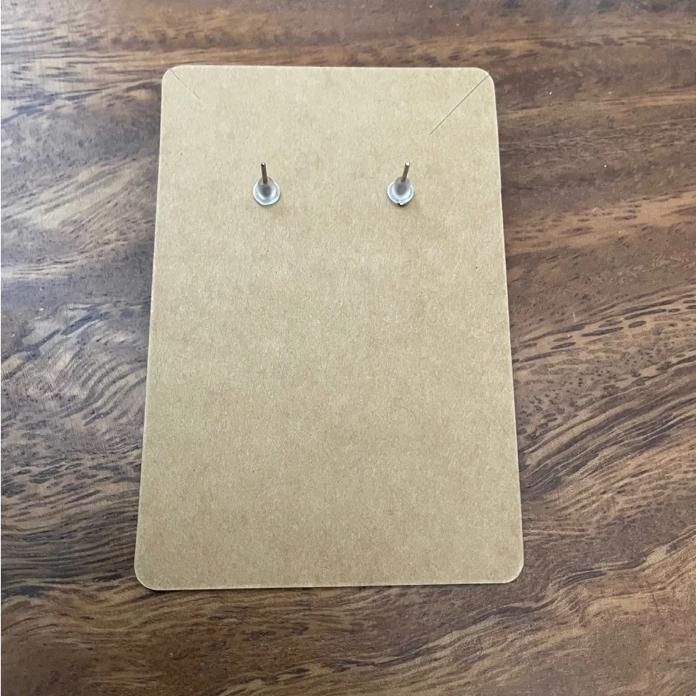 Howlite stud earrings - Picture 2 of 2
